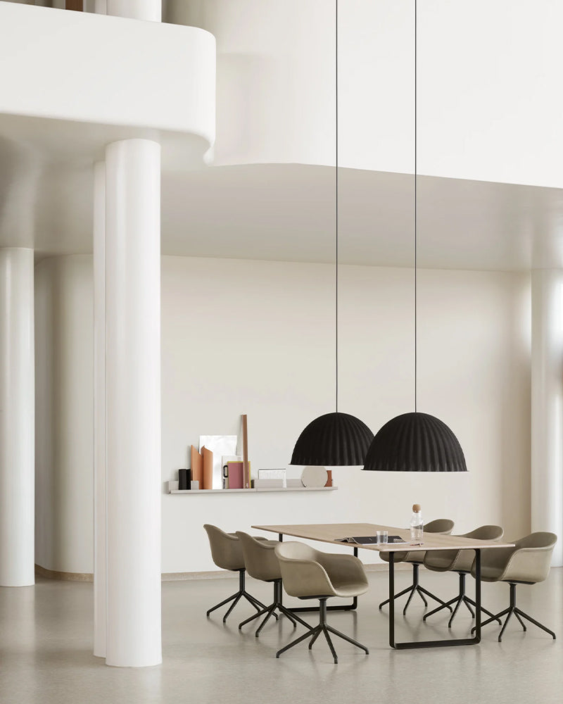 Under bell Sort pendel lampe ø82 Muuto i sort stofskærm til frisørsalon, frisørudstyr og salonmøbler